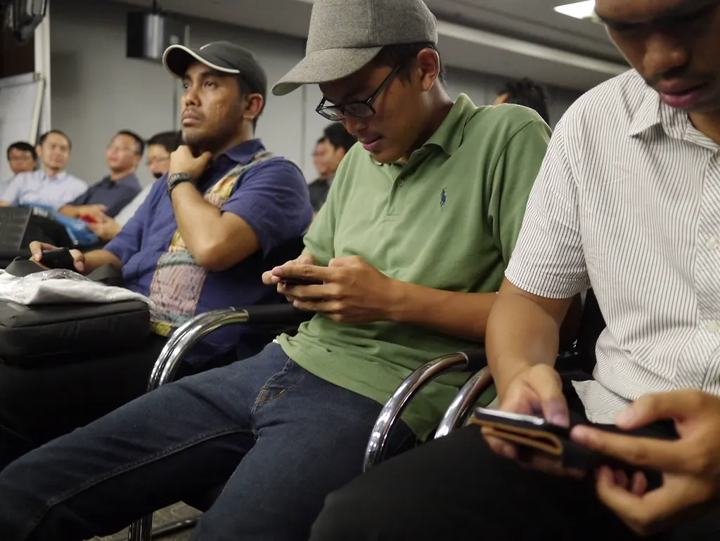 Pessoas sentadas mexendo no celular, público que pode clicar em um anúncio que só traz curioso