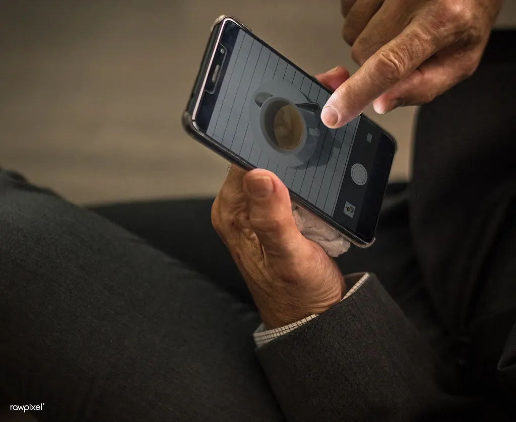 Mãos segurando o celular, o lugar onde o cliente lê a bio do Instagram para empresa