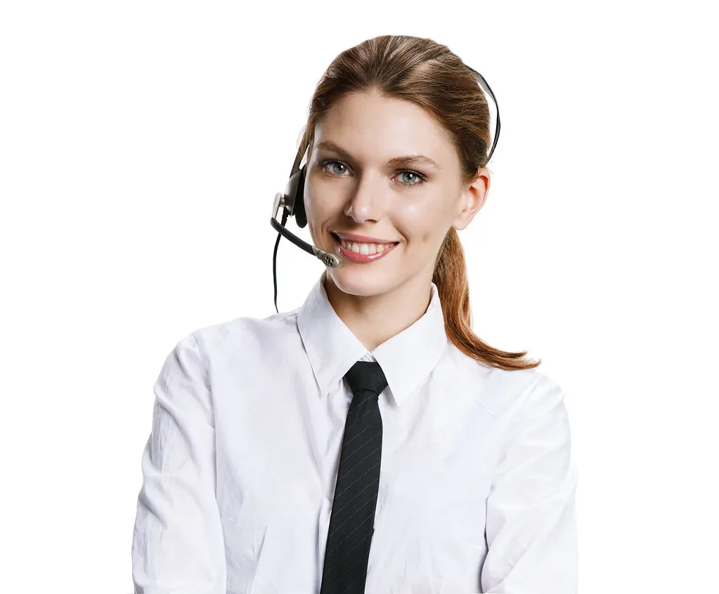 Atendente sorridente com fone de ouvido, pronta para responder quem chega pelo botão de WhatsApp no Google
