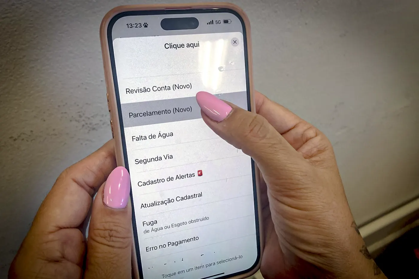 Pessoa escolhendo uma opção no menu do WhatsApp pelo celular, recurso que esbarra nas desvantagens do WhatsApp Business quando o volume cresce