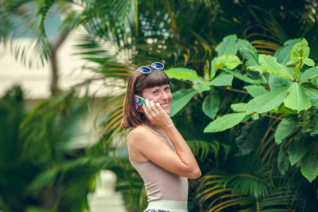 Mulher sorrindo ao telefone, como em uma ligação de follow-up de orçamento com o cliente