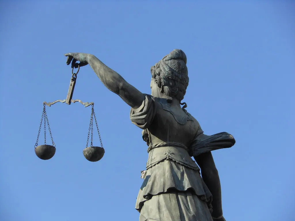 Estátua da Justiça com a balança erguida, lembrando que a IA na advocacia exige equilíbrio entre agilidade e responsabilidade