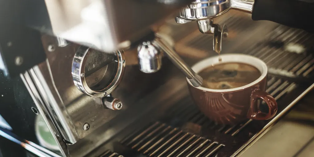 Xícara de café sendo servida, exemplo de pequeno negócio que avalia o Meta One para empresas