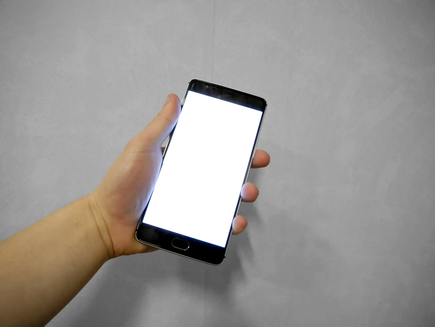 Mão segurando celular com a tela em branco, como o cliente que pesquisa pelo Modo IA do Google