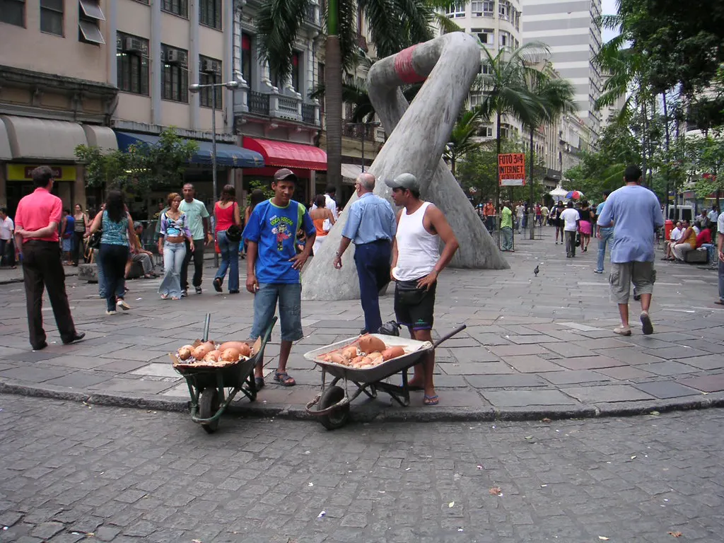 Vendedores com carrinhos de mão em calçadão de centro de cidade, microempreendedores que podem ser beneficiados pelo novo teto do MEI