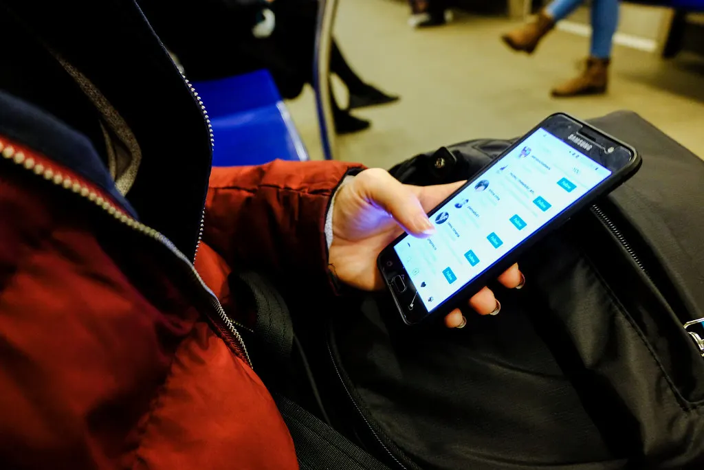 Pessoa rolando o Instagram no celular, momento que mostra o que escrever no anúncio do Instagram para prender a atenção